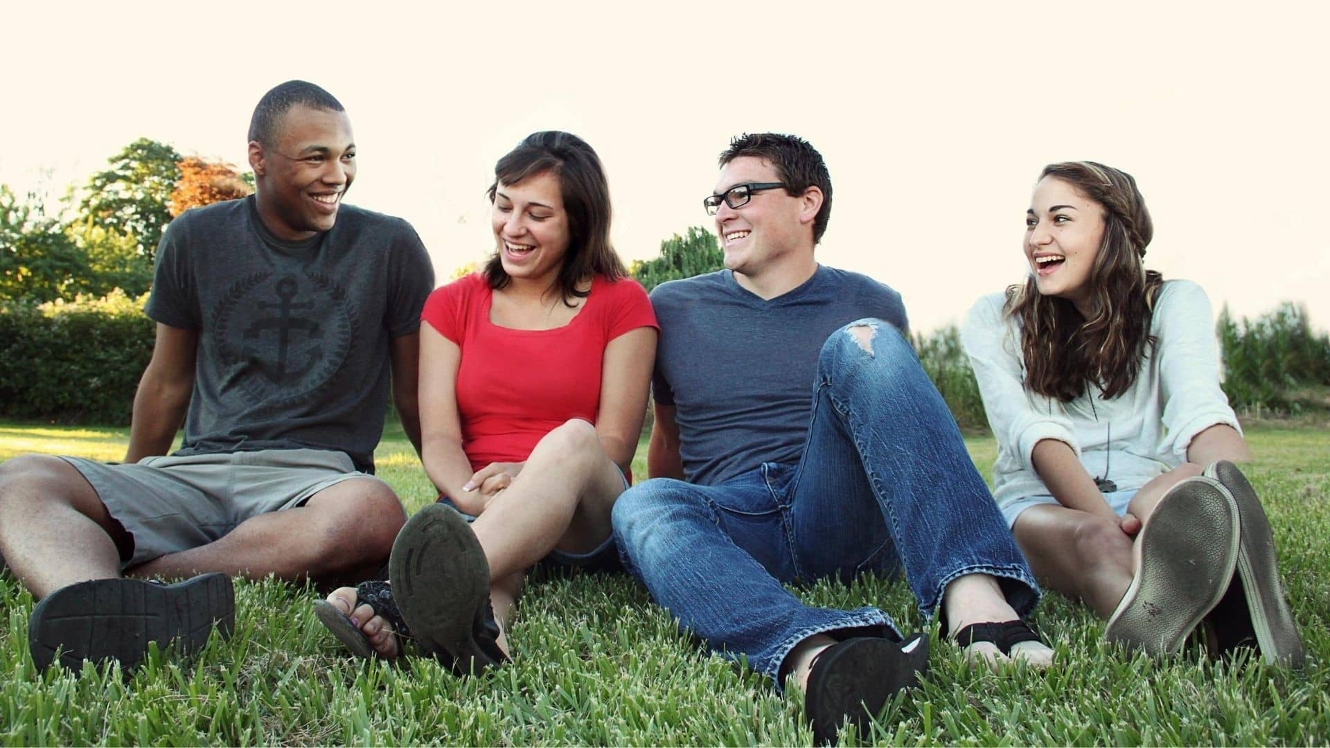 Groupe d'amis dans un parc